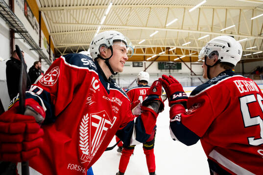 Forshagas Linus Johnsson jublar med lagkamrater