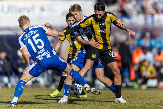 Hammarbys Nahir Besara och IFK Göteborgs David Kruse och