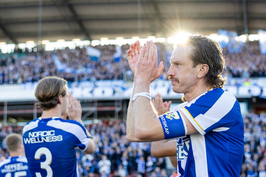 IFK Göteborgs Gustav Svensson tackar klacken