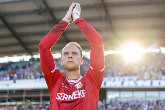 IFK Göteborgs målvakt Pontus Dahlberg jublar och tackar