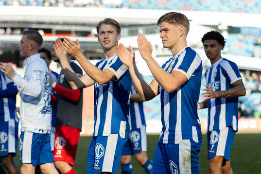 IFK Göteborgs Noah Tolf och Felix Eriksson tackar publiken