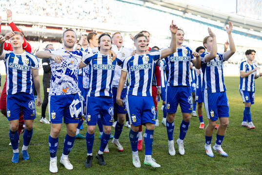 IFK Göteborgsspelare jublar och tackar publiken