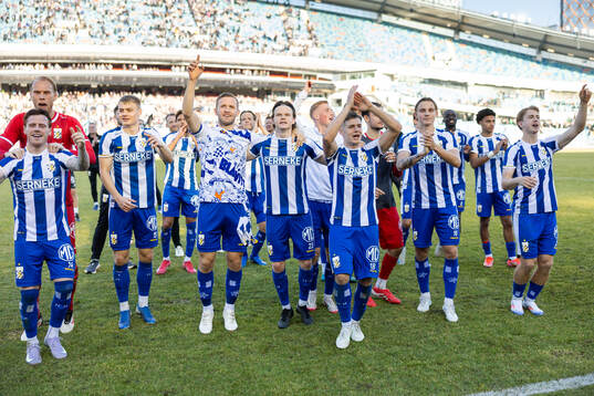 IFK Göteborgsspelare jublar och tackar publiken
