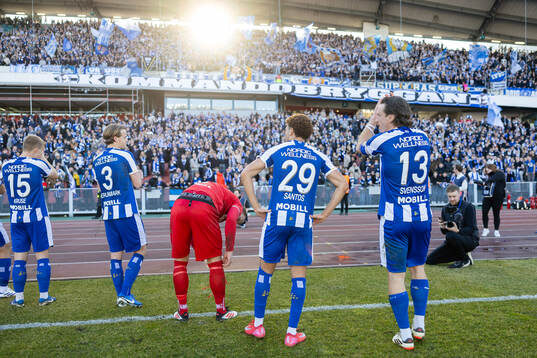 IFK Göteborgsspelare jublar och tackar publiken
