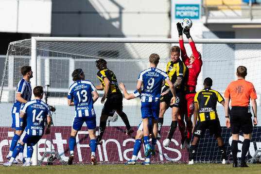 Hammarbys Victor Eriksson och IFK Göteborgs målvakt