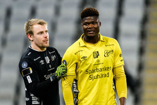 Elfsborgs målvakt Isak Pettersson och Terry Yegbe