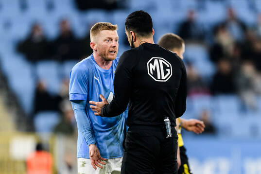 Malmö FFs Anders Christiansen och domare Mohammed Al-Hakim