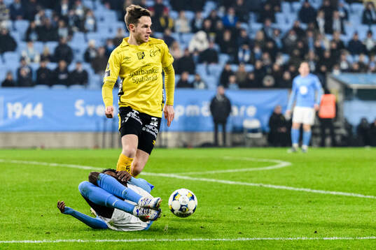 Malmö FFs Taha Ali faller i straffområdet