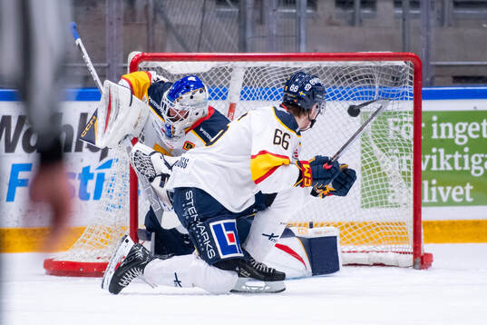 Mariestads målvakt Tobias Sandberg släpper in 1-0 på