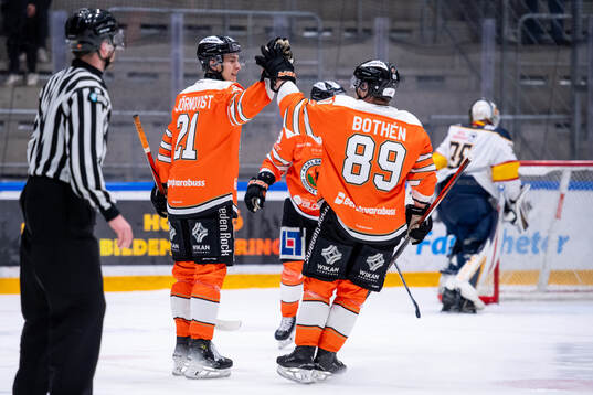 Karlskronas Axel Björnkvist jublar med Tim Bothén