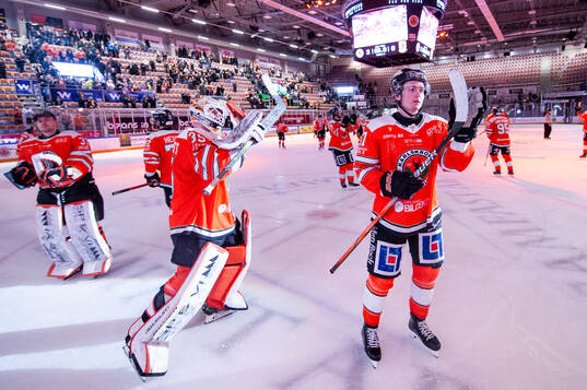 Karlskronas målvakt Carl Malmqvist och Tim Welin tackar