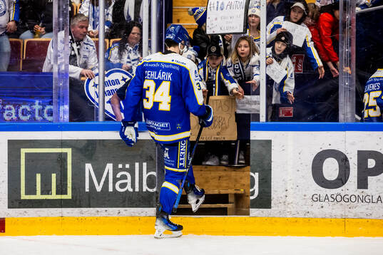 Leksands Peter Cehlarik lämnar isen
