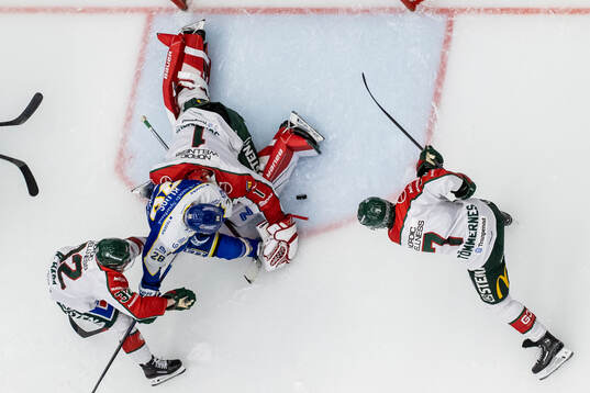 Leksands Justin Glenn Kloos och Frölundas målvakt Lars