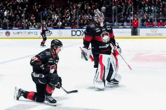 Malmö Redhawks Robin Salo och målvakt Marek Langhamer
