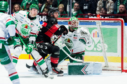 Malmö Redhawks Carl Persson och Rögles Linus Sjödin och