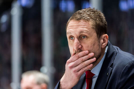 Malmö Redhawks tränare Tomas Kollar deppar