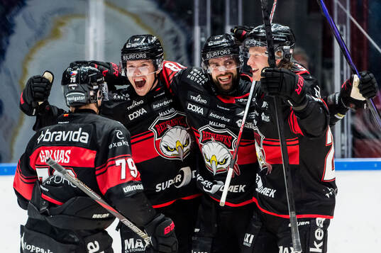 Malmö Redhawks Linus Öberg jublar med lagkamrater