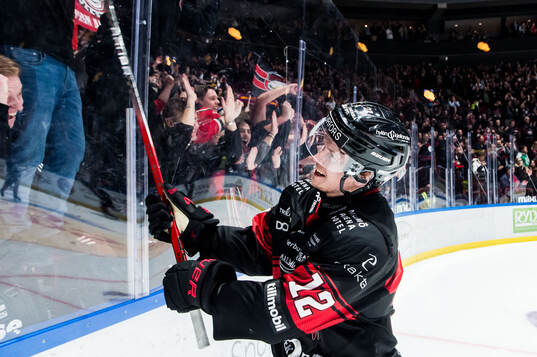Malmö Redhawks Linus Öberg jublar