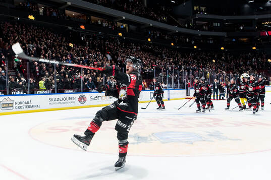 Malmö Redhawks Linus Öberg jublar