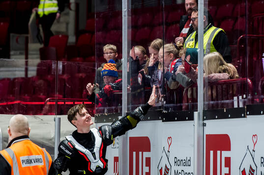 Malmö Redhawks Fredrik Händemark jublar med publiken