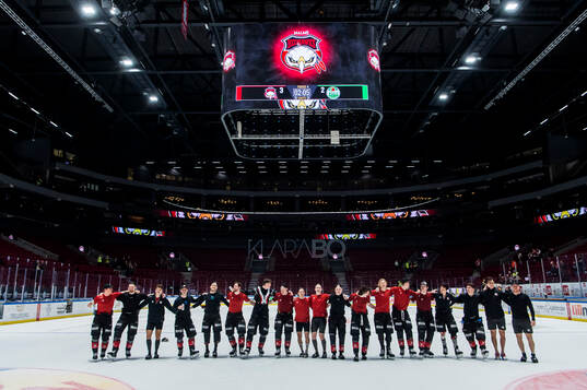 Malmö Redhawks spelare jublar med publiken