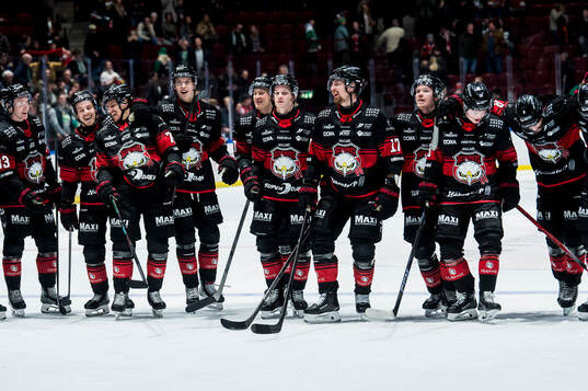 Malmö Redhawks spelare jublar