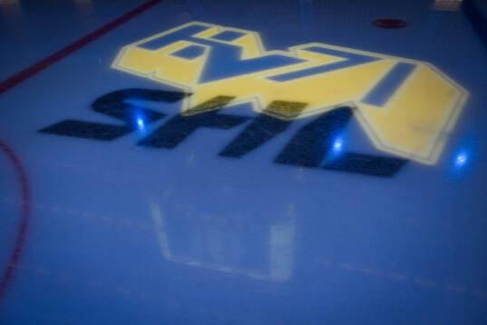 s klubbmärke och SHL-logo på isen