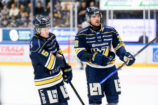 HV71s Victor Sjöholm och Oscar Engsund deppar