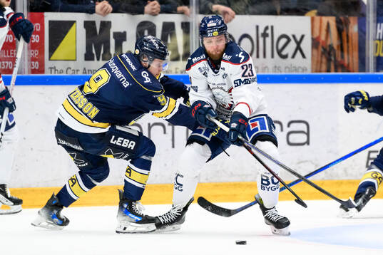 HV71s Hugo Pettersson och Linköpings Robin Kovacs