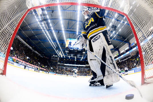HV71s målvakt Olof Glifford tar ut pucken ur målet