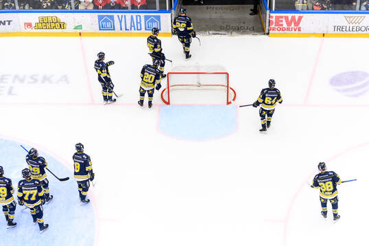 HV71s spelare lämar isen i en periodpaus