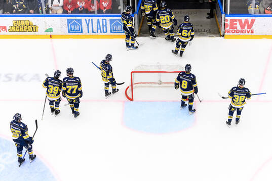 HV71s spelare lämar isen i en periodpaus