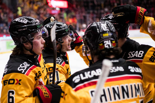 Luleås Brendan Shinnimin jublar med Brian O'neil