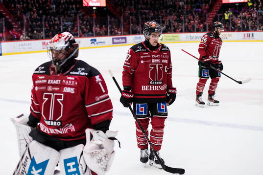 Örebros målvakt Jhonas Enroth och Glenn Gustafsson deppar