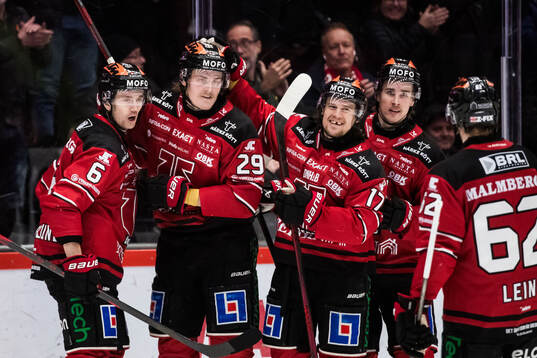 Örebros Milton Oscarson jublar med Filip Berglund och