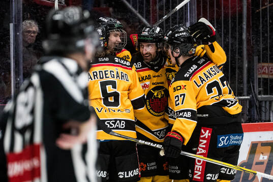 Luleås Albin Lundin jublar med lagkamrater