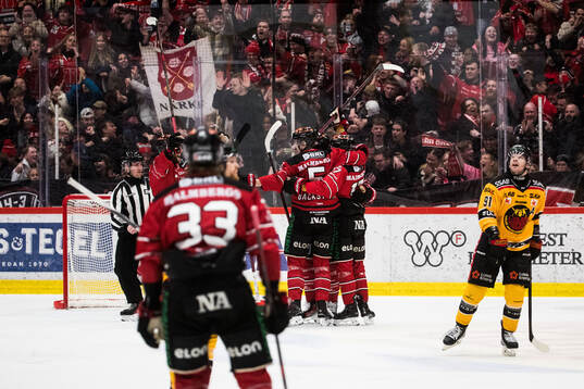 Örebros William Wikman jublar med lagkamrater