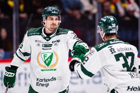 Färjestads David Tomasek jublar