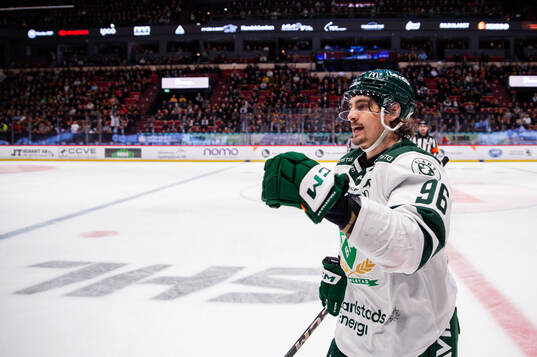 Färjestads David Tomasek jublar