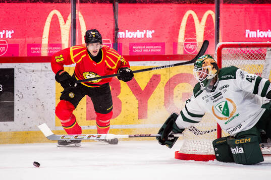Brynäs Oskar Lindblom och Färjestads målvakt Anders