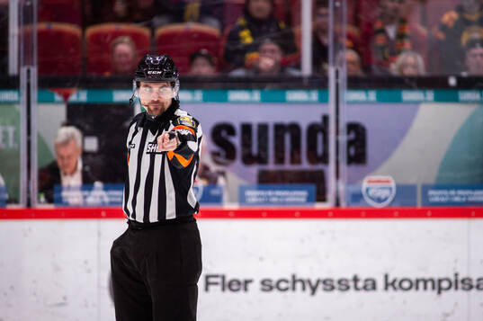 Domare David Laksola signalerar för mål