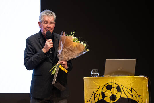 Valberedningens ordförande Bo Lindell avtackas