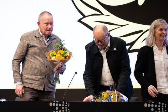 Mötessekreterare Anders Segerblom får blommor av