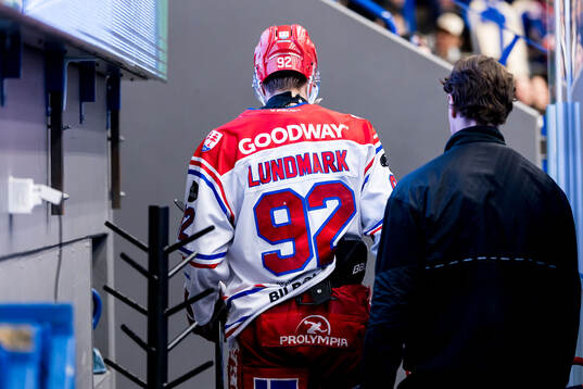 Timrås Anton Lundmark lämnar isen skadad