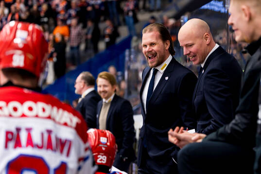 Timrås tränare Olli Jokinen jublar