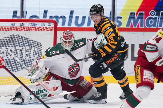 Modos målvakt Olle Eriksson Ek och Skellefteås Zeb