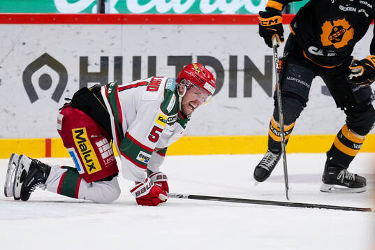 Modos Victor Berglund grinar illa