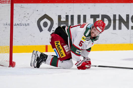 Modos Victor Berglund grinar illa