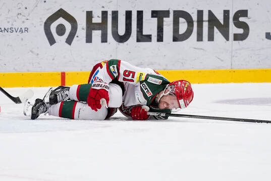 Modos Victor Berglund grinar illa