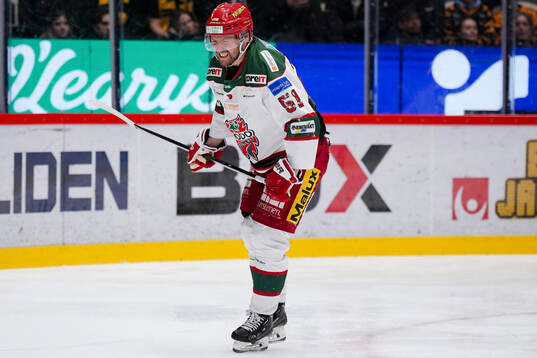 Modos Victor Berglund grinar illa